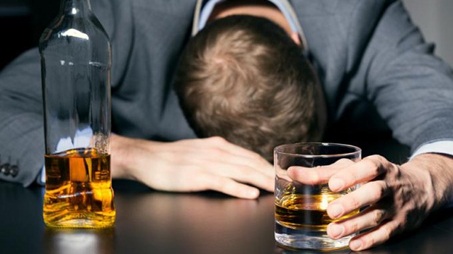 Alkol Zehirlenmesi Nedir? Belirtileri ve Tedavisi Nedir?